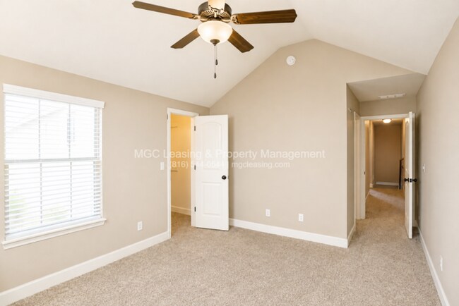 Building Photo - 3 Bedroom Luxury Townhome in Lee's Summit