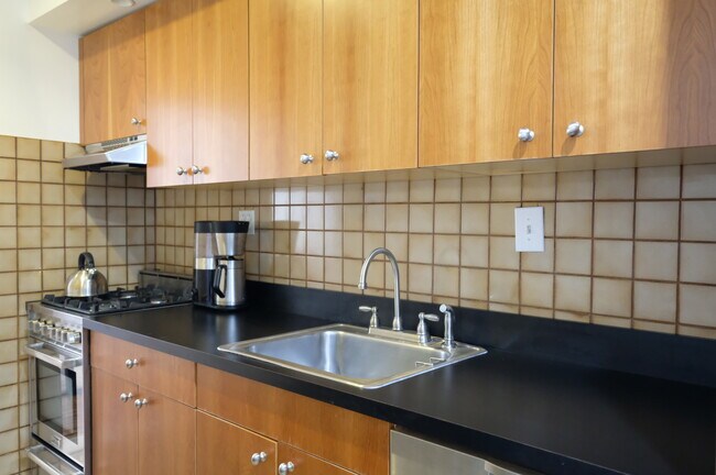 Building Photo - 217 W 70th St