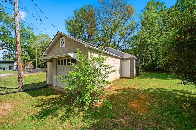 Building Photo - Charming 2BR Ranch with Spacious Yard & Ample Parking