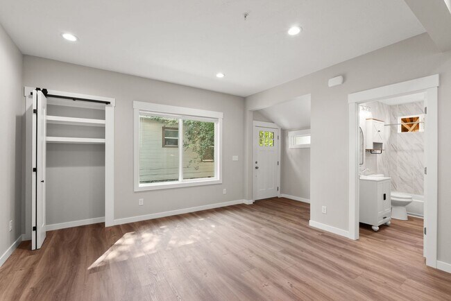 Building Photo - 717 W Spofford Ave