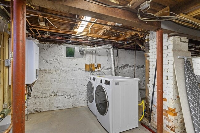 Building Photo - 39 Grandfield St