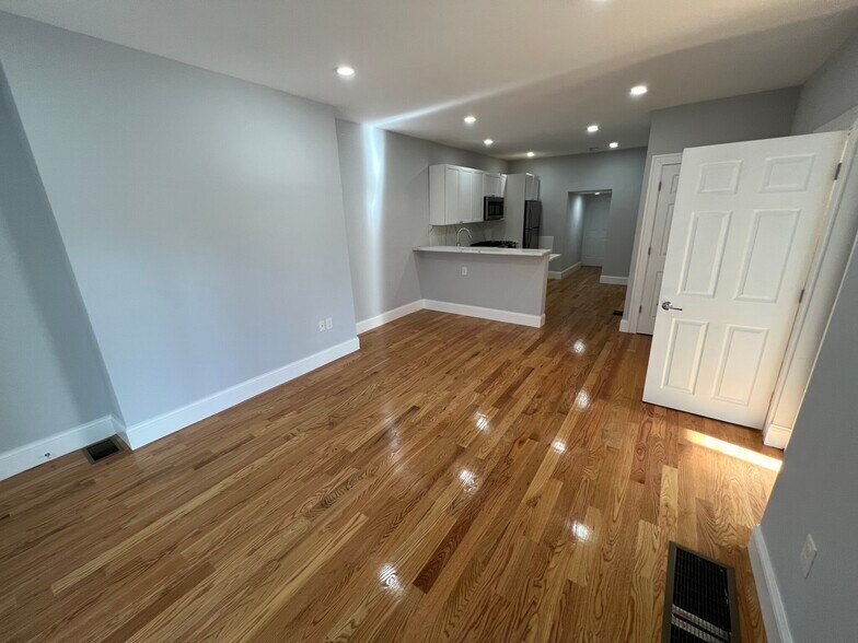 Building Photo - 361 Beacon St