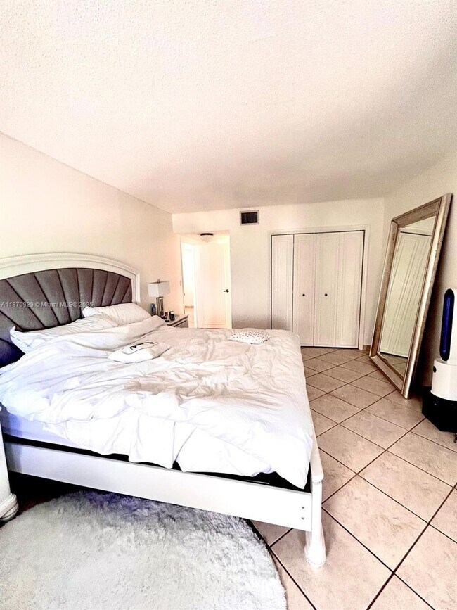 Building Photo - 3725 S Ocean Dr