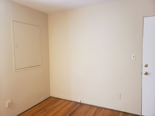 Building Photo - Classic Studio Apartment in The Heart of Sellwood