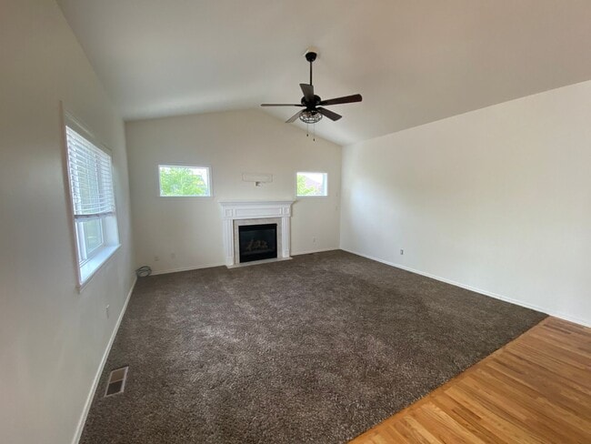 Building Photo - 3 Bedroom home in quiet neighborhood