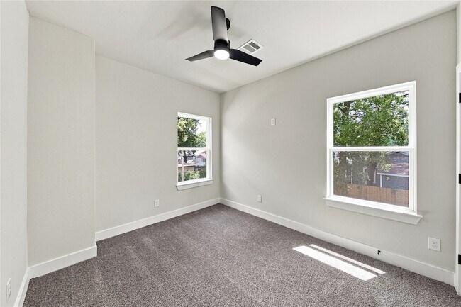 Building Photo - 5610 Kittridge St