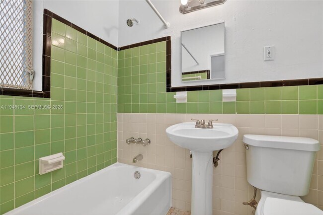 Building Photo - 140 SW 30th Ct