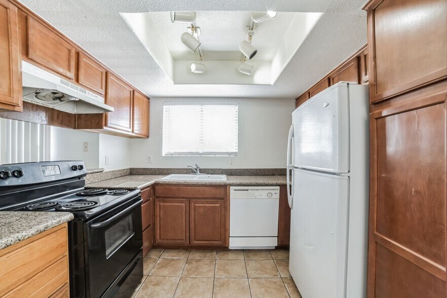 Building Photo - 7200 W Pirates Cove Rd