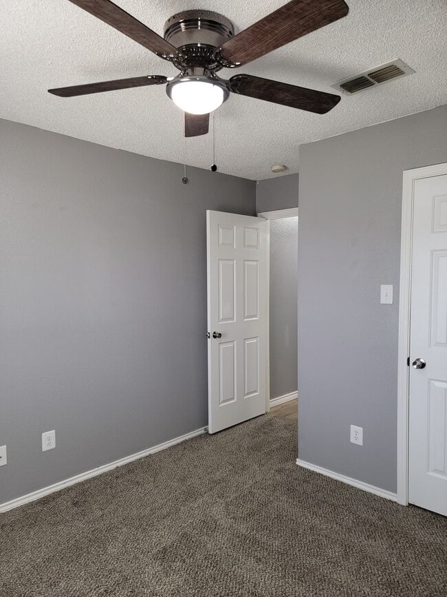 Building Photo - 3/2/2 in South Pointe with Lots of Features