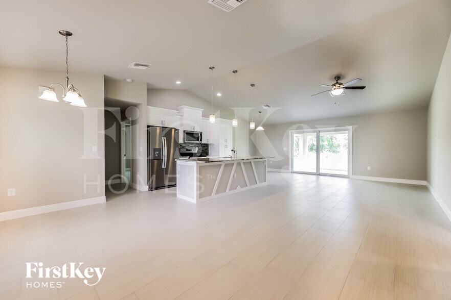 Building Photo - 845 Chezy St E