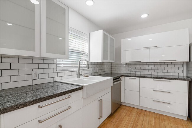 Building Photo - 320 Coronado St