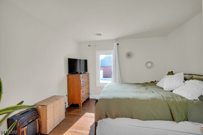 Building Photo - 38 Morris St