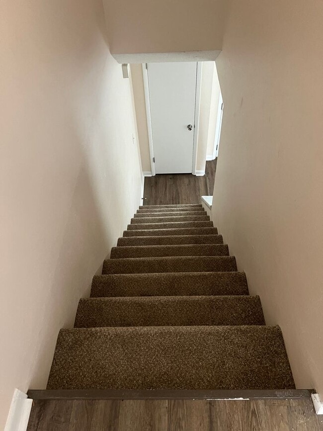 Building Photo - POOL-VIEW/ ACCESS - 2 Bedroom 1.5 Bath Tow...