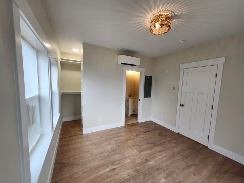 Building Photo - 4905 SE Harney Dr