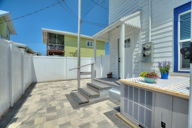 Building Photo - Charming 1 Bed, 1 Bath Apartment - All  Ut...