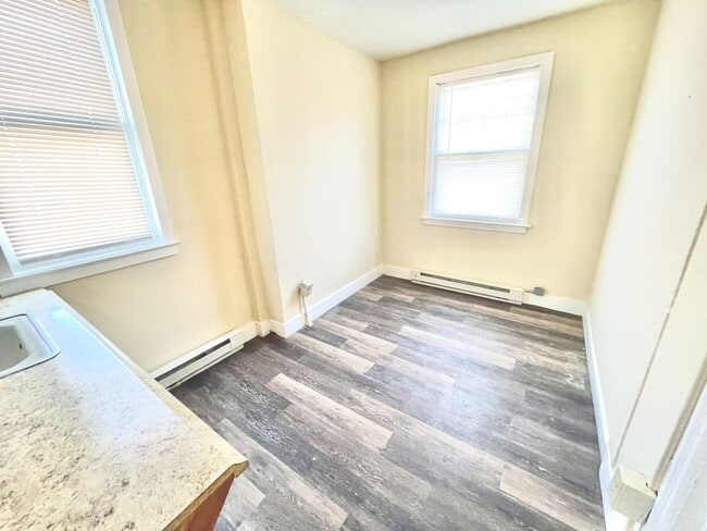 Building Photo - 1431 Bank St