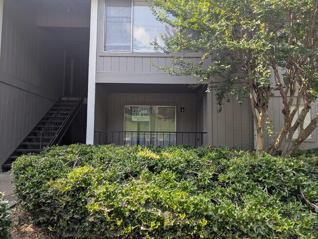 Building Photo - 405 Skyview Dr