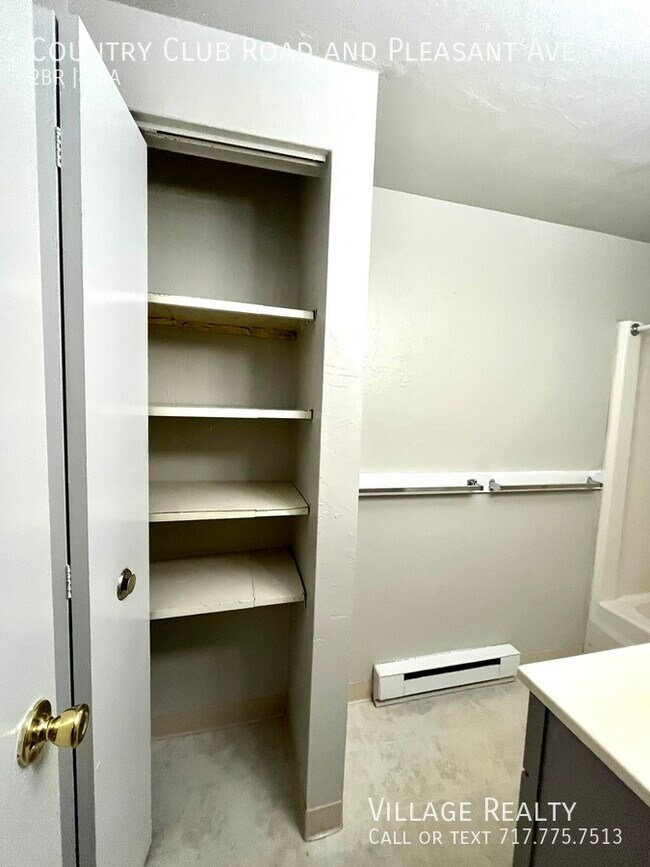 Building Photo - 605 Country Club Rd