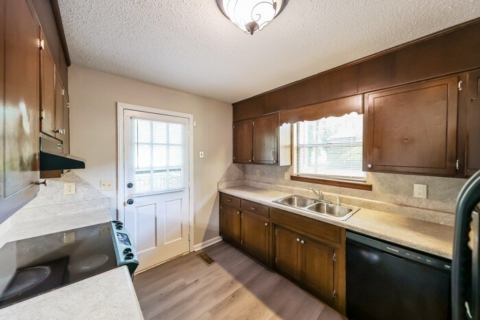 Building Photo - 3211 Edenburg Dr