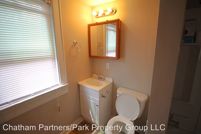 Building Photo - 321-323 Reeb Ave