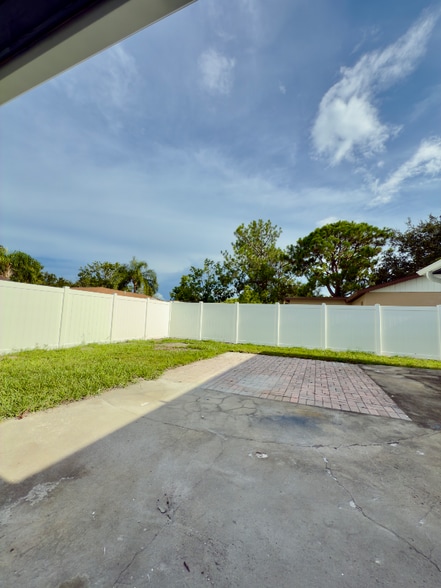 Building Photo - 409 Evergreen Dr
