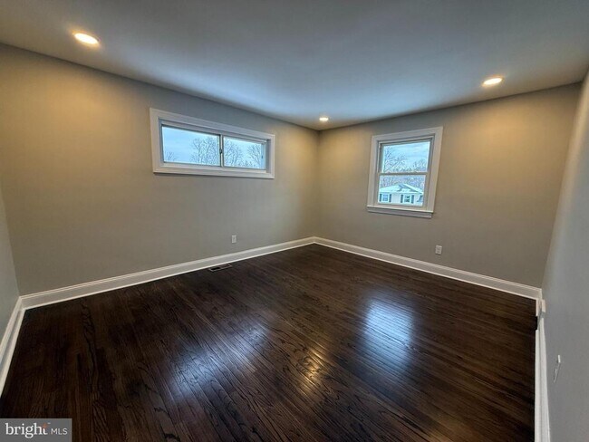 Building Photo - 41 Dorset Dr