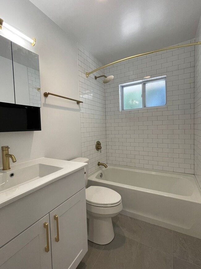 Building Photo - Gorgeous FULLY REMODELED 3 Bedroom/2Bath