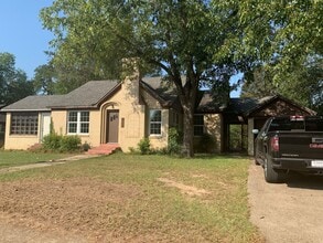 Building Photo - 2/1 with bonus room FENCED YARD PET FRIENDLY