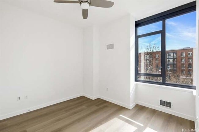 Building Photo - Stylish 1BR Condo in Prime Mission Bay Loc...