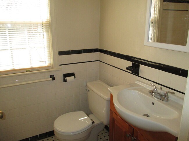 Building Photo - Semi-Deteched Near Hunington Metro!!