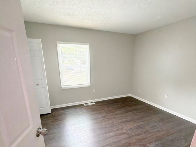 Building Photo - Beautifully Renovated 2 Bed / 1.5 Bath Townhome – Move-In Ready!