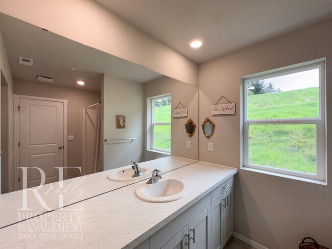 Building Photo - Bright 2024-Built Home with Modern Finishes & Fully Fenced Yard