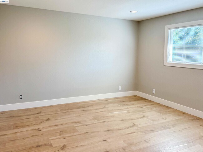 Building Photo - 2071 Seacliff Dr