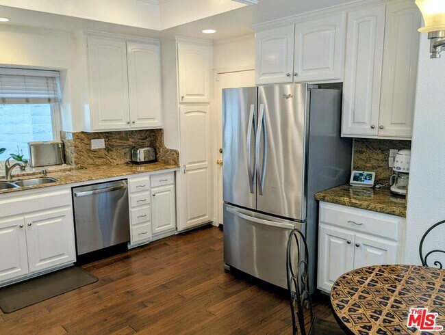 Building Photo - 2730 Point Del Mar