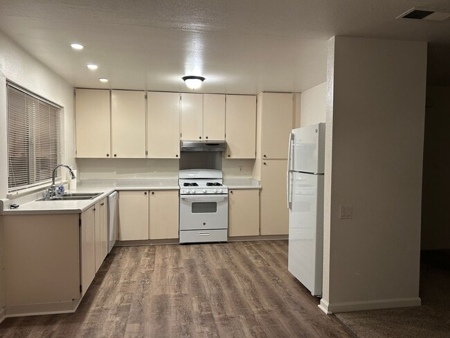 Building Photo - 8419 Lakewood Ave