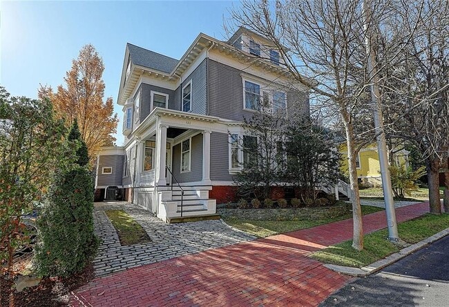 Primary Photo - 123 Benevolent St