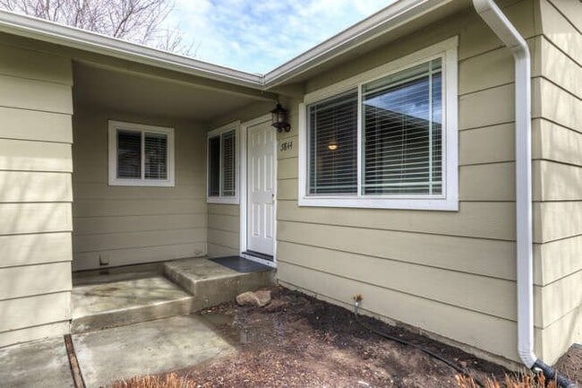 Building Photo - Ensign Ave Duplex