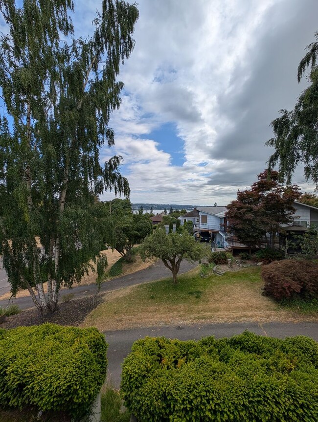 Building Photo - Manette View Apartment For Rent! Will Not ...