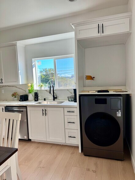 Building Photo - 2681 Pomeroy Ave