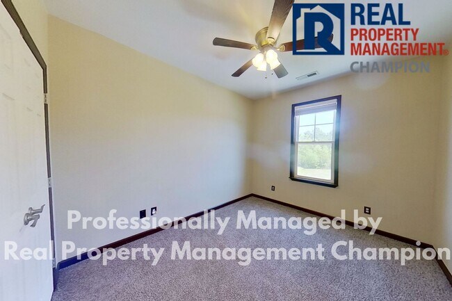 Building Photo - Beautiful Two Story Townhome with Lots of Storage!!