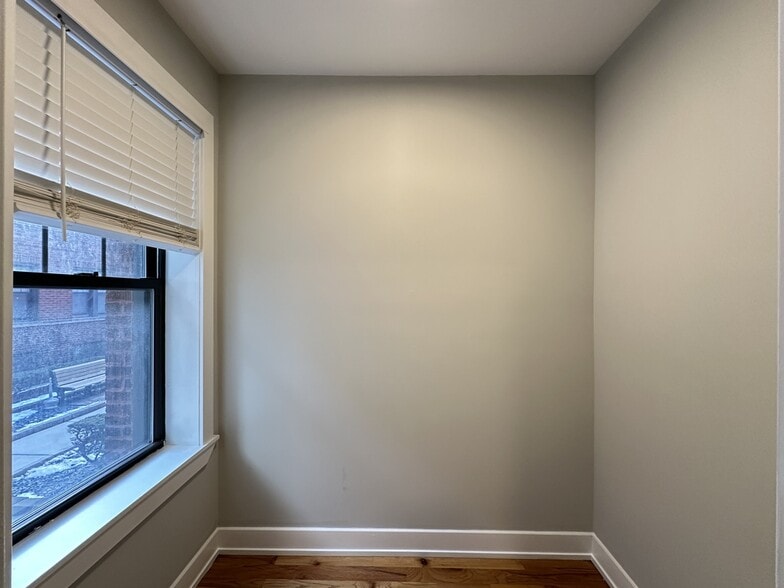 Building Photo - 4410 N Wolcott Ave