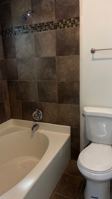 En-suite bathroom - 2213 Emery Ln