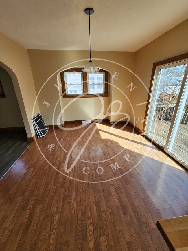 Building Photo - 3 bed 1 bath over 1200 Sq ft. and full basement!