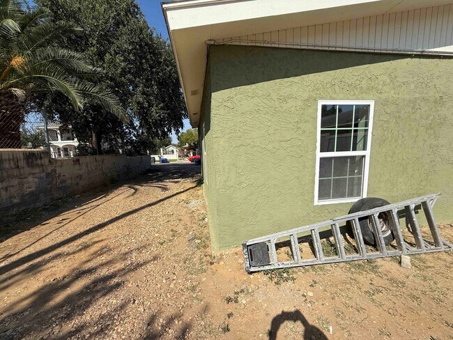 Building Photo - 3217 Diaz St