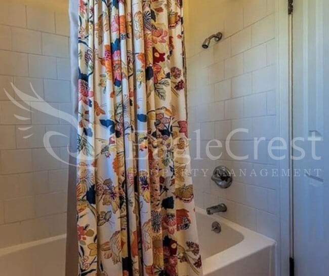 Building Photo - Charming Two Bedroom House with Bonus Room & Large Fenced Yard