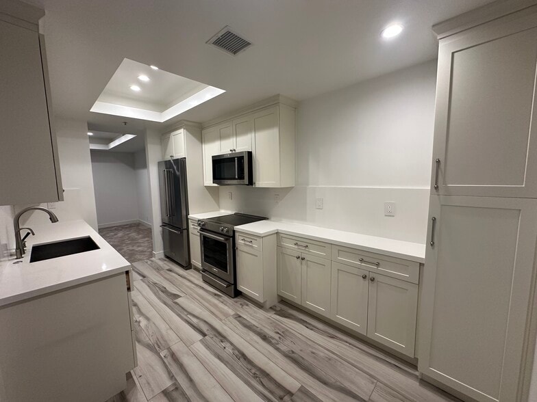 Kitchen - 2131 Century Park Ln