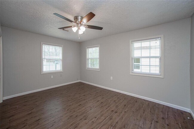Building Photo - 10700 Deer Hill Dr