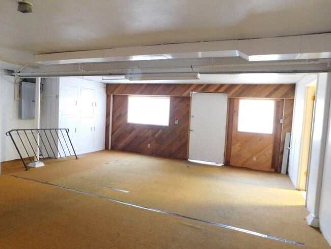 Building Photo - 4Bd/1.5Ba Two Story Home - Available to View!