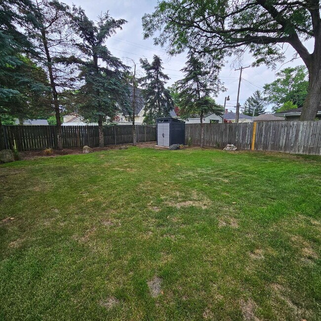 Building Photo - Charming 2-Bedroom Ranch in Royal Oak – Co...