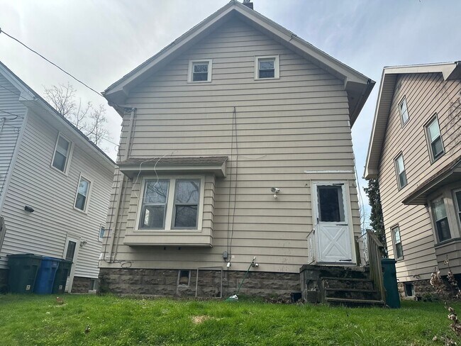 Building Photo - SINGLE FAMIKY FOR RENT IN MAPLEWOOD LOCATION !